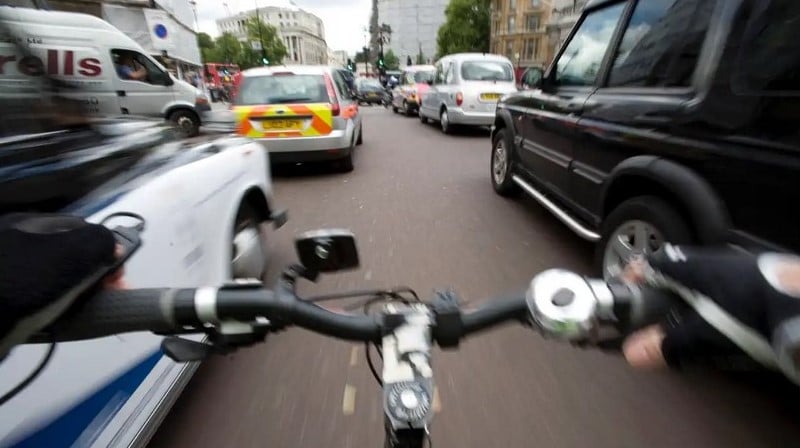 دوچرخه سواری ایمن با حرکت بین خودرو به دست نمی آید