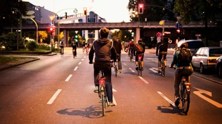برای حفظ ایمنی دوچرخه سواری خودتان تنها برانید