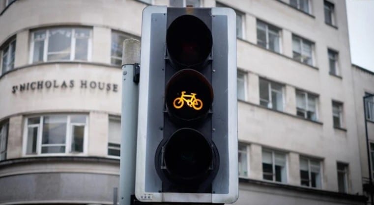 در ایمنی دوچرخه سواری شهری نباید از چراغ زرد عبور کرد